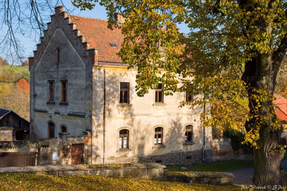 Fara pod kostelem v obděnicích 